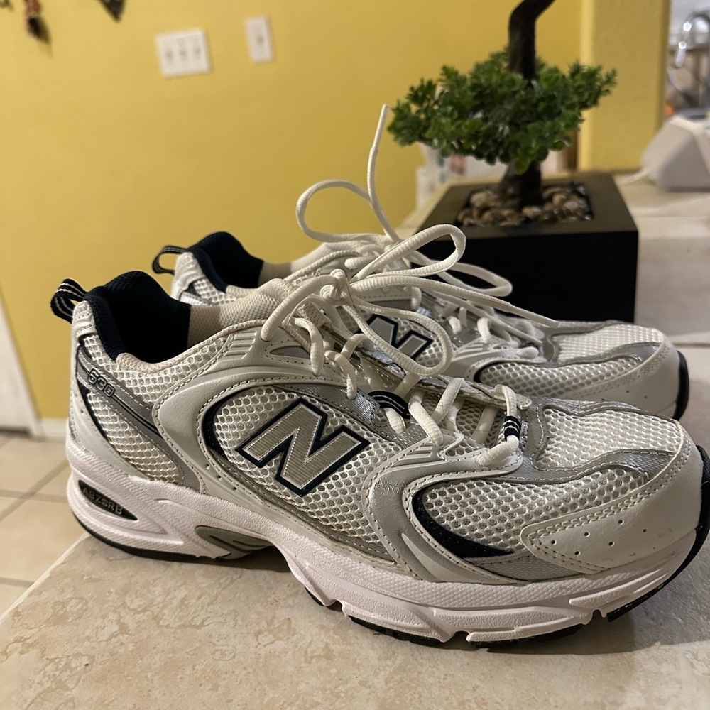 New Balance White and Black Athletic Shoes men’s 7.5 women’s 9